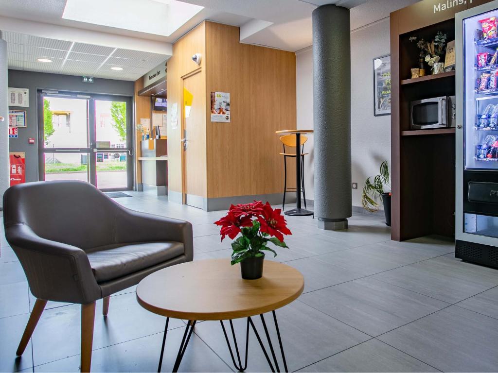 TV a/nebo společenská místnost v ubytování B&B HOTEL Strasbourg Nord Artisans
