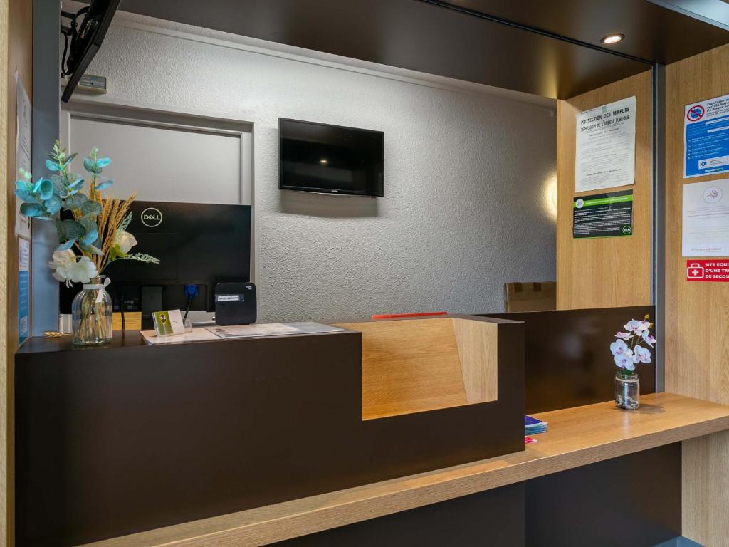 TV a/nebo společenská místnost v ubytování B&B HOTEL Strasbourg Nord Artisans