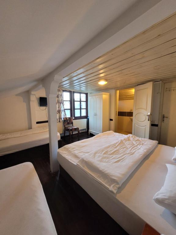 ein großes Schlafzimmer mit einem großen weißen Bett darin in der Unterkunft Ata Konağı Ottoman Mansion in Unye