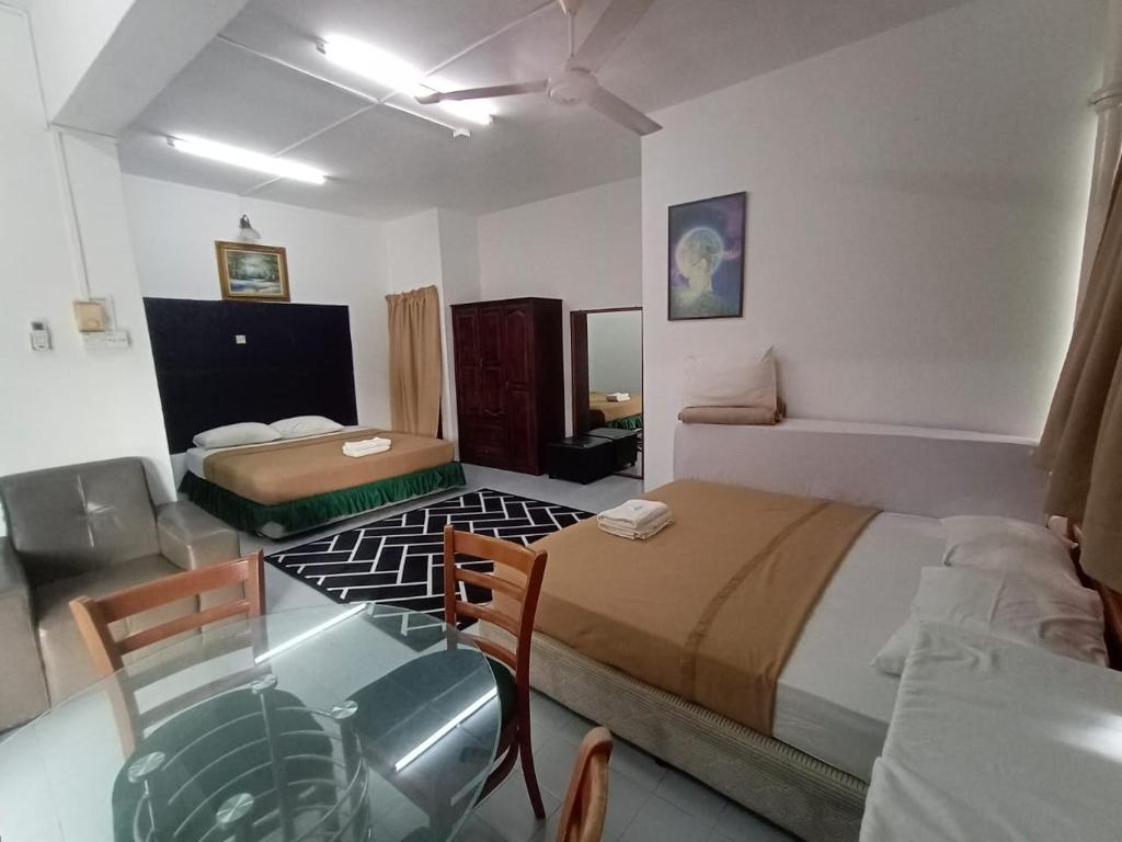 ein Hotelzimmer mit 2 Betten und einem Glasboden in der Unterkunft Padua inn in Batu Feringgi
