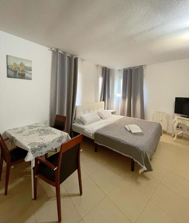 Postel nebo postele na pokoji v ubytování Royal Inn Aparthotel