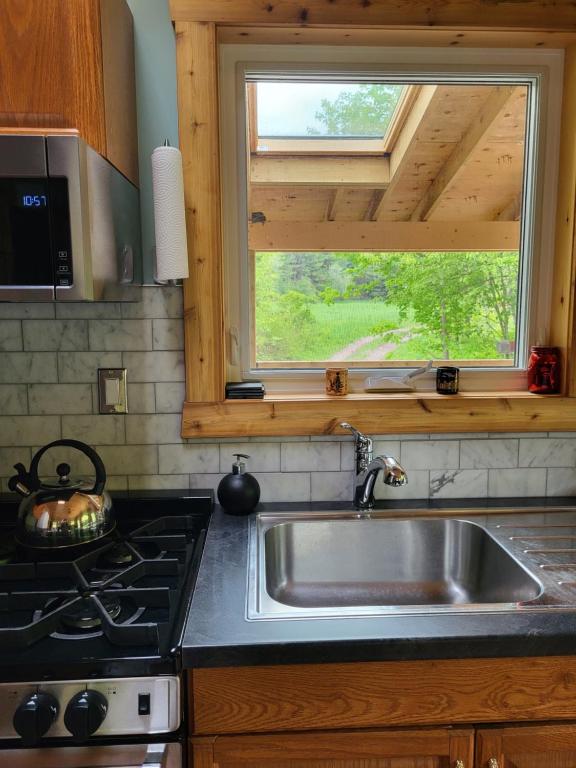 Kuchyň nebo kuchyňský kout v ubytování Serene Westside Tiny Cabin