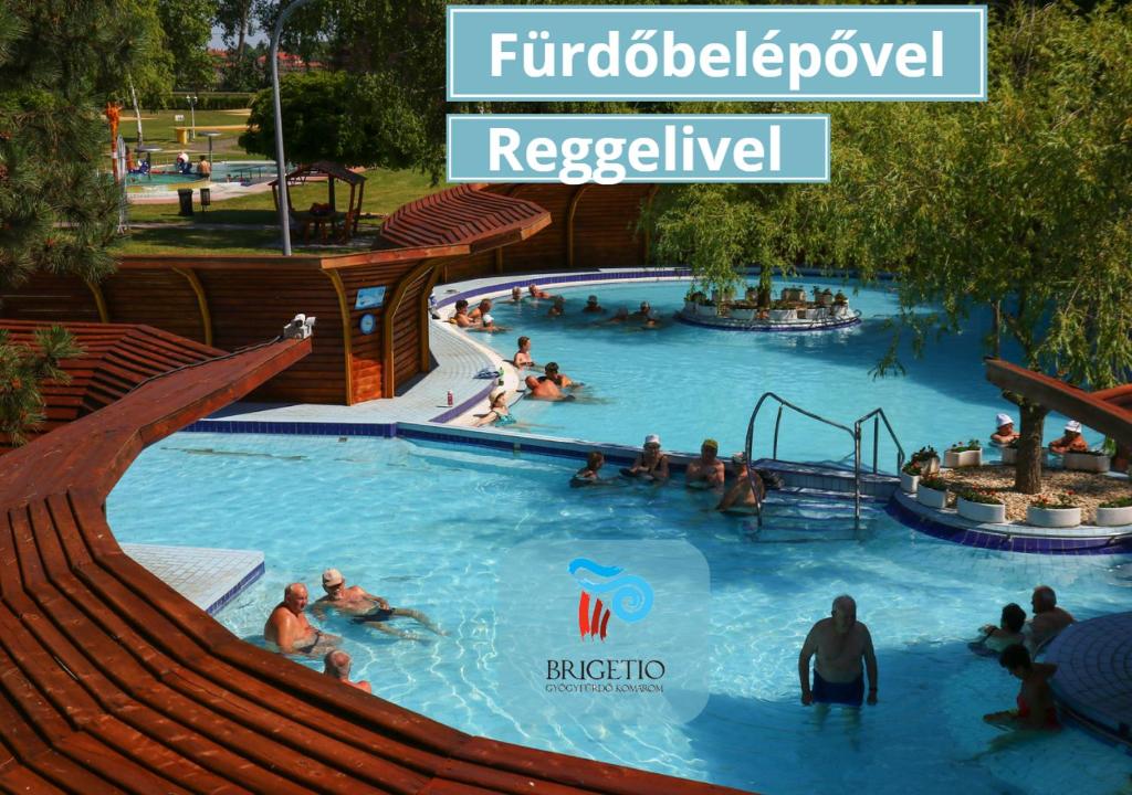 un grupo de personas en una piscina en un parque acuático en Thermal Hotel en Komárom