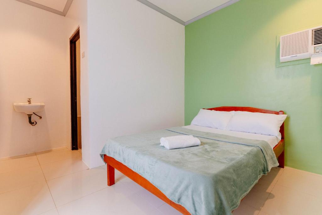 Postel nebo postele na pokoji v ubytování Kawayan Hostel