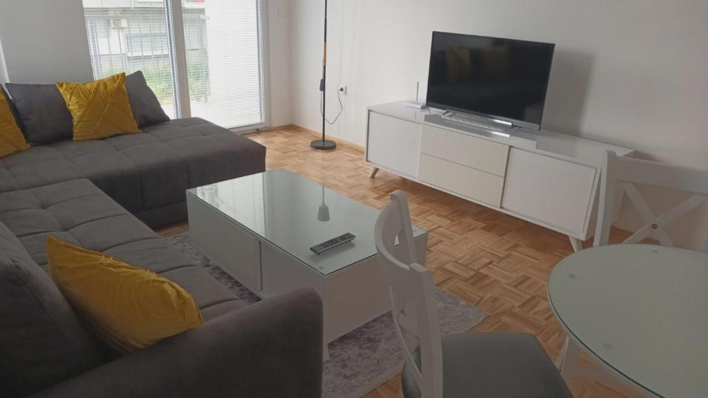 Televisyen dan/atau pusat hiburan di Harmony Apartment
