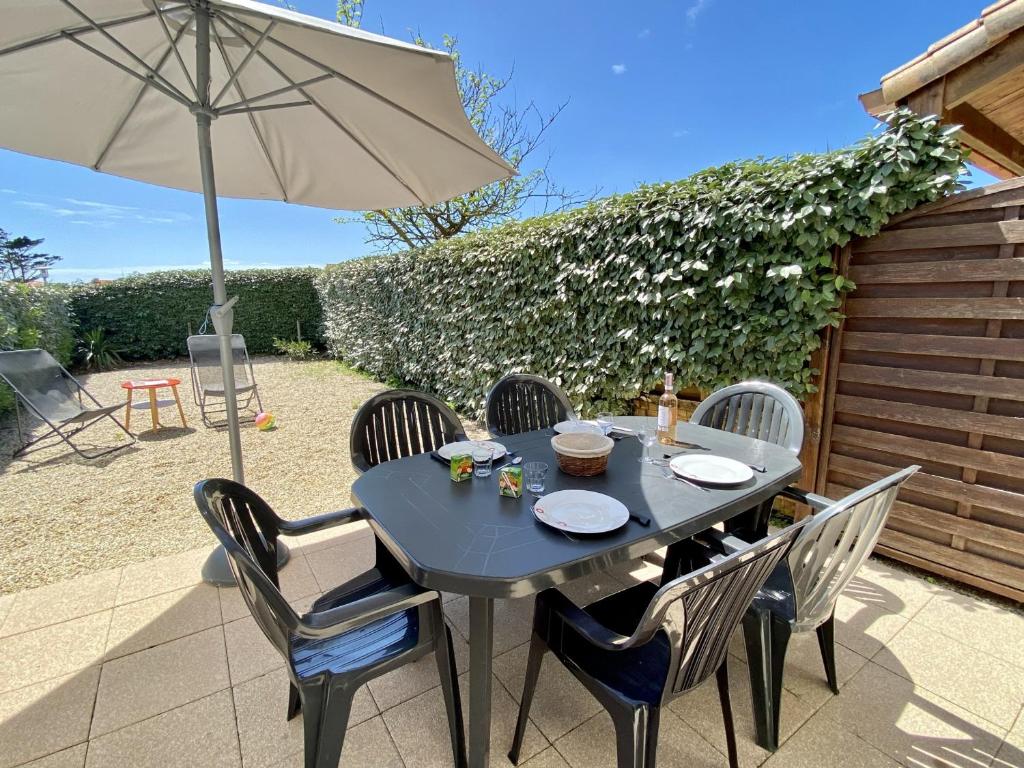 Photo de la galerie de l'établissement Maison 150m de la plage, piscine, WIFI, parking - FR-1-231-202, à Bretignolles-sur-Mer