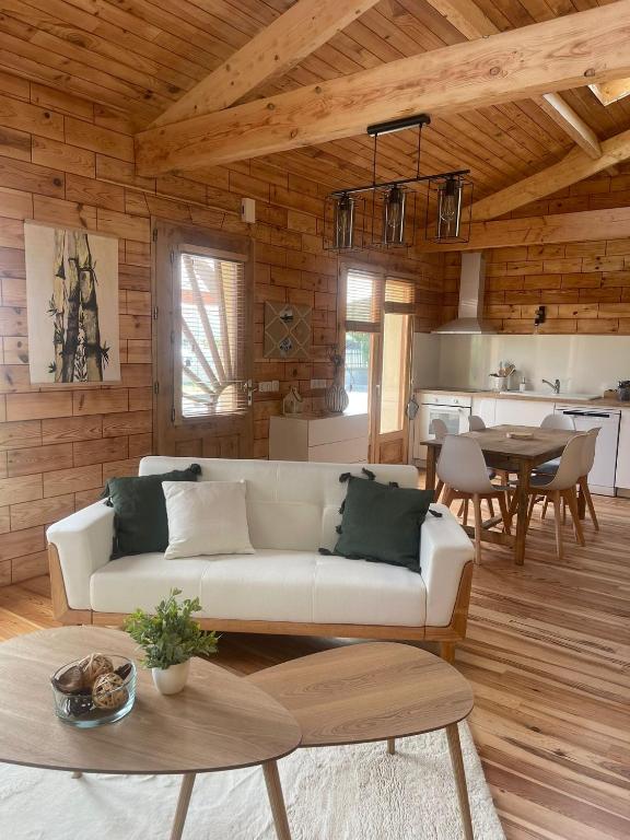 un salon avec un canapé blanc et une table dans l'établissement L'ESQUIF, à Le Port-des-Barques