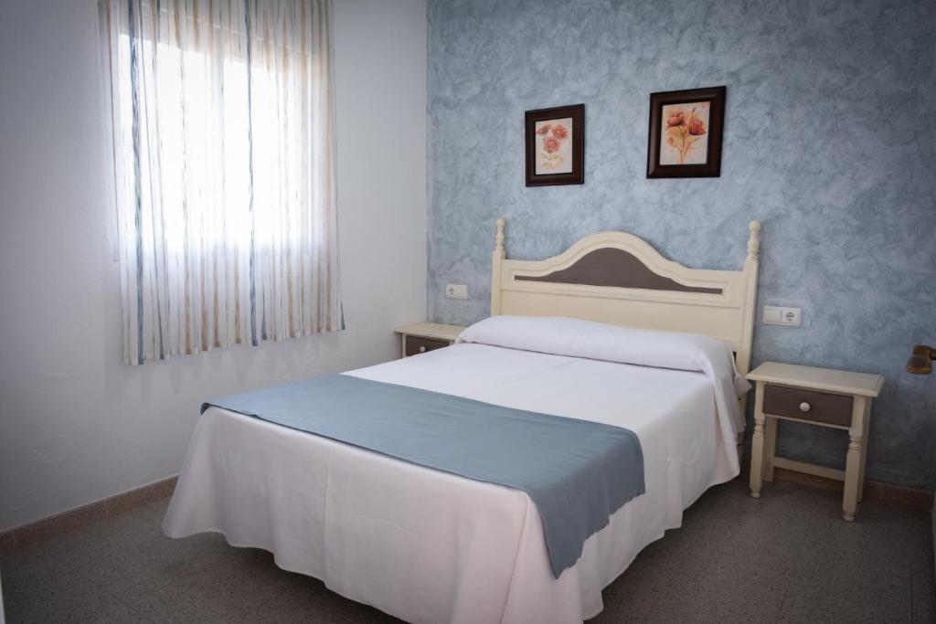 コニル・デ・ラ・フロンテーラにあるApartamentos Turísticos Cabo Rocheのベッドルーム(大きな白いベッド1台、窓付)