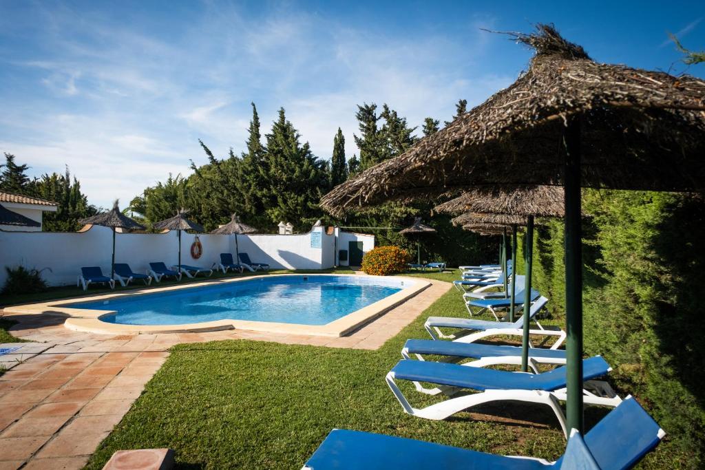 Bazén v ubytování Apartamentos Turísticos Cabo Roche nebo v jeho okolí