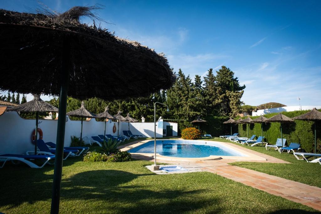 Bazén v ubytování Apartamentos Turísticos Cabo Roche nebo v jeho okolí