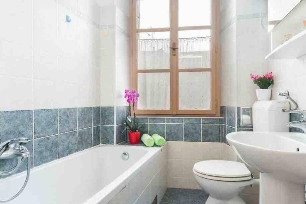 un bagno con vasca, WC e lavandino di Vintage Pula a Pola (Pula)