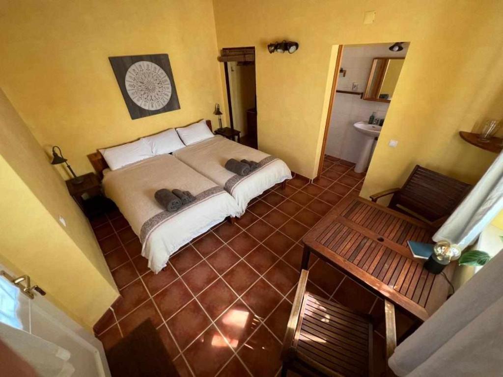 an overhead view of a bedroom with a bed at Casa Presente Guesthouse in Carrapateira