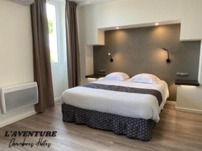 A bed or beds in a room at l'Aventure