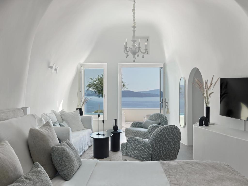 TV a/nebo společenská místnost v ubytování Canaves Oia Suites - Small Luxury Hotels of the World
