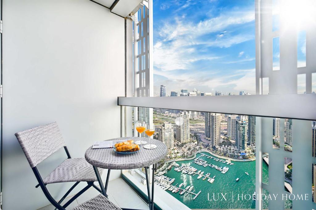 LUX – Cayan Superior Suite 4 in Dubai Marina