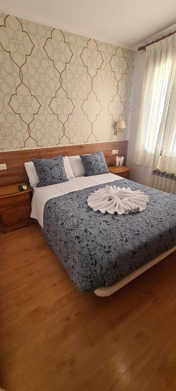 1 dormitorio con 1 cama con edredón azul en Salomé, en Madrid