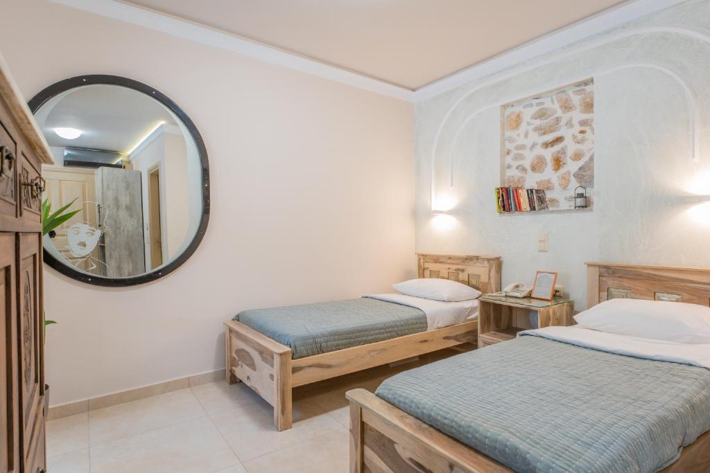 Postel nebo postele na pokoji v ubytování The Stone Manor , Noho boutique Thissio