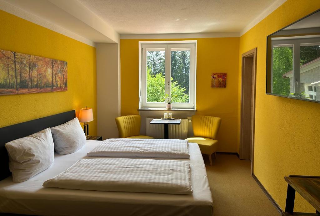 Postel nebo postele na pokoji v ubytování Maiers Hotel