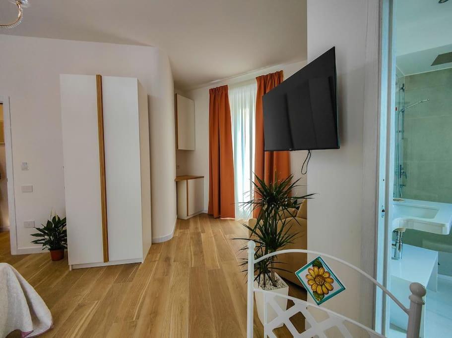 TV a/nebo společenská místnost v ubytování AquaMar Bed and Breakfast