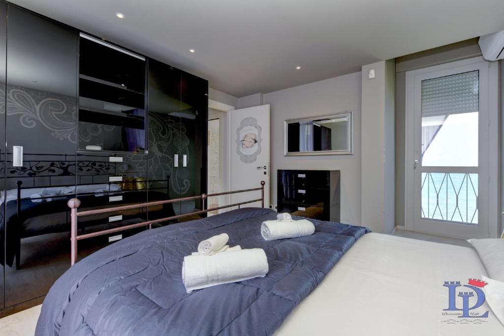 Posteľ alebo postele v izbe v ubytovaní DesenzanoLoft Official Partner MARRIOTT Homes & Villas - Villa Meraviglia