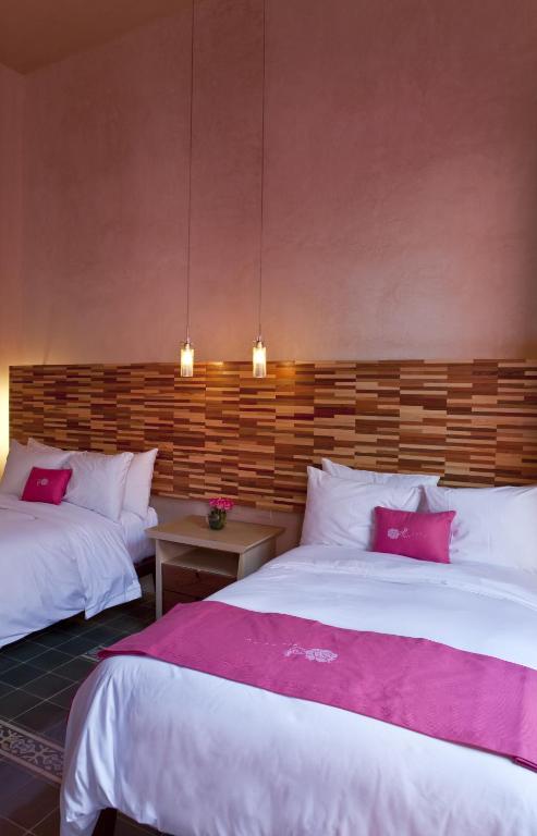 Postel nebo postele na pokoji v ubytování Rosas & Xocolate Boutique Hotel and Spa Merida, a Member of Design Hotels