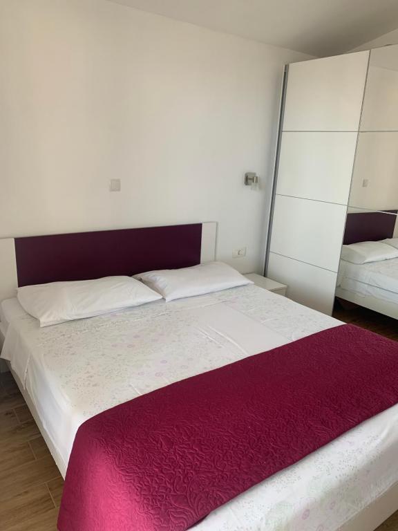 Posteľ alebo postele v izbe v ubytovaní Apartman Arijana s pogledom na more za 6 osoba