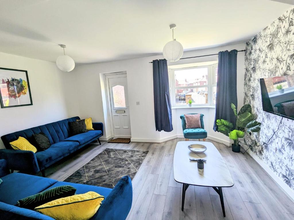 Posezení v ubytování 4 bed home with driveway parking, ideally located in Latchford, Warrington - Latchford Mews