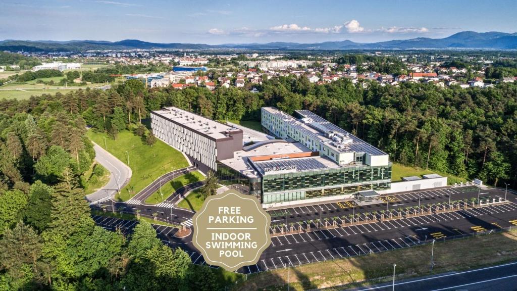 einen Blick über ein Gebäude mit einem Schild in der Unterkunft Four Points by Sheraton Ljubljana Mons in Ljubljana