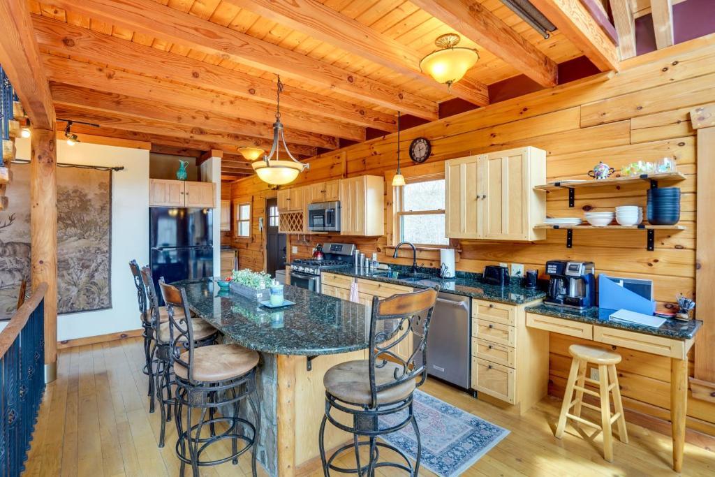 eine Küche mit einem Tisch und Stühlen in einer Hütte in der Unterkunft Massachusetts Vacation Rental with Deck and Grill in Cheshire