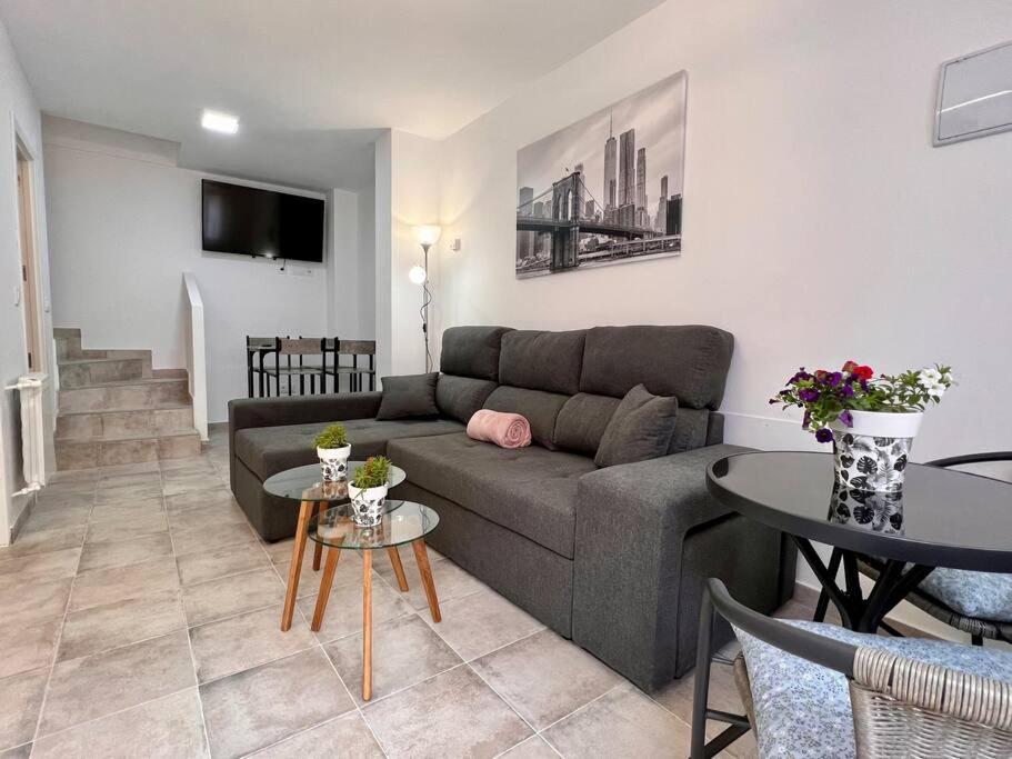 a living room with a couch and a table at Acogedor apartamento en Parbayón in Parbayón