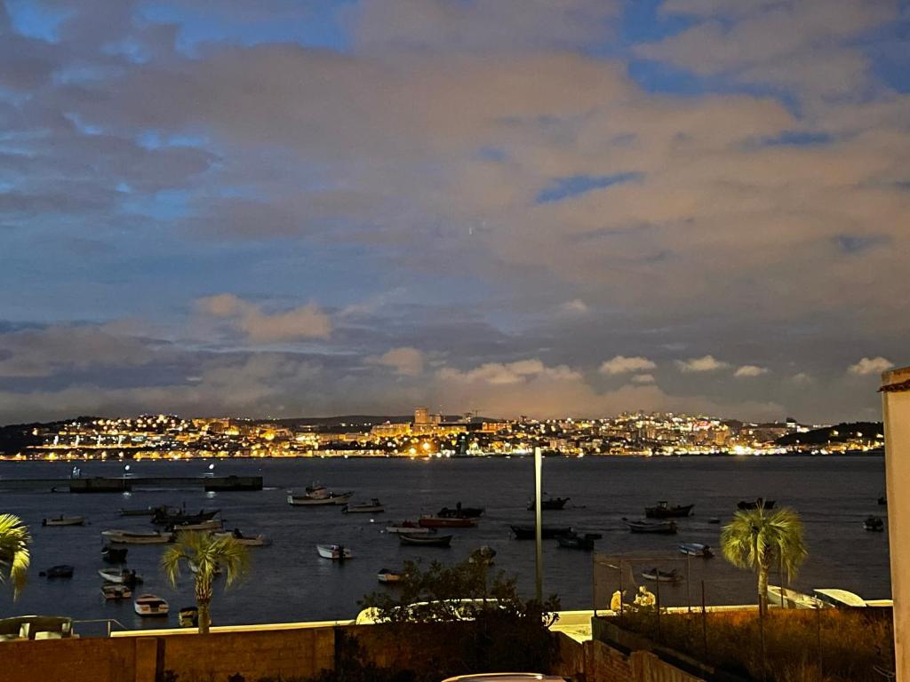 - une vue sur une étendue d'eau avec des bateaux dans l'établissement Lisbon Sea and City, à Trafaria