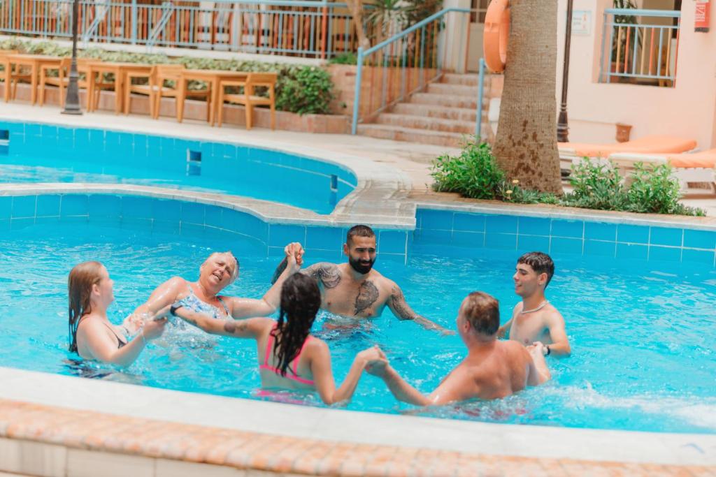 Bazén v ubytování Empire Hotel Aqua Park nebo v jeho okolí