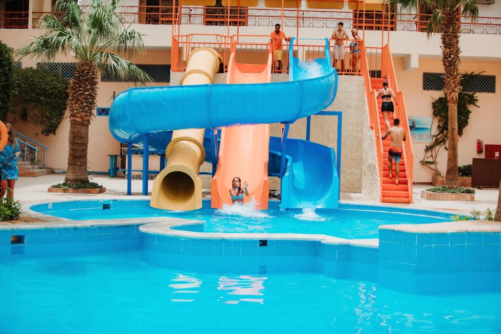 Bazén v ubytování Empire Hotel Aqua Park nebo v jeho okolí