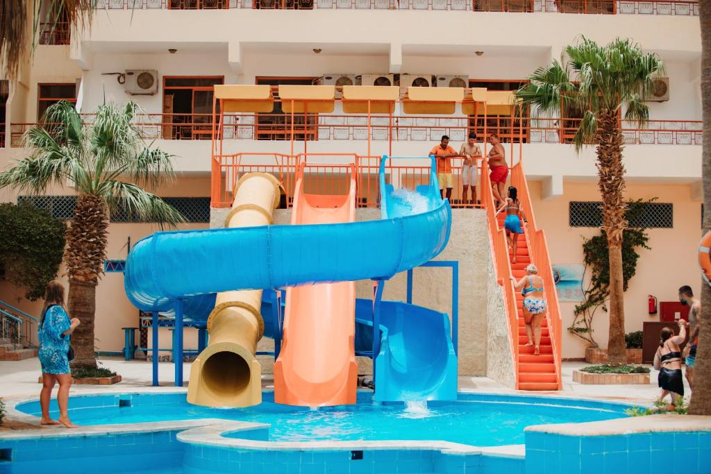 Bazén v ubytování Empire Hotel Aqua Park nebo v jeho okolí