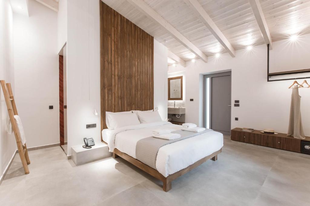 Postel nebo postele na pokoji v ubytování Evge Experience Boutique Hotel