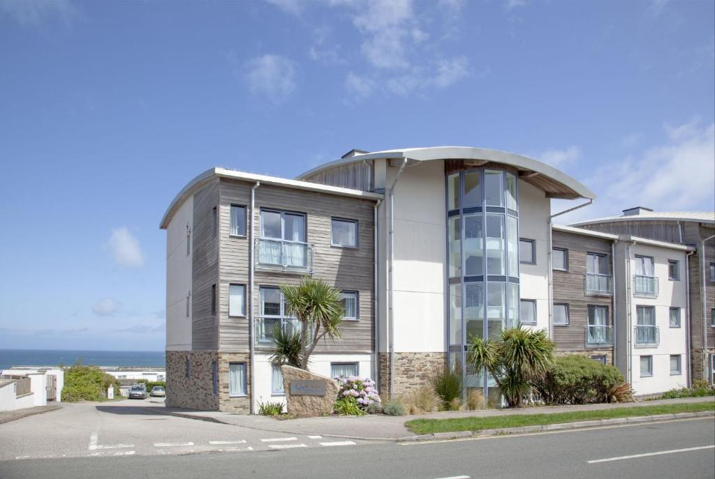 un edificio de apartamentos al lado de una calle en Fistral View, Pentire, en Newquay