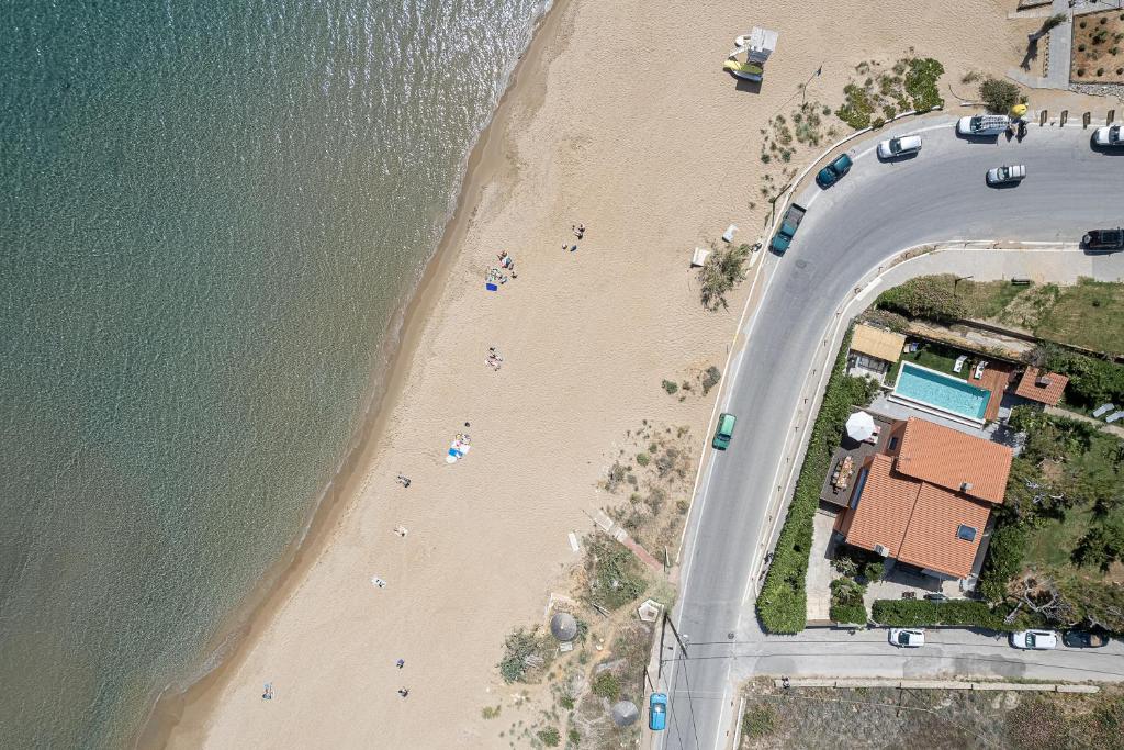 una vista aérea de una playa con gente en ella en The House By The Sea, en Kato Daratso