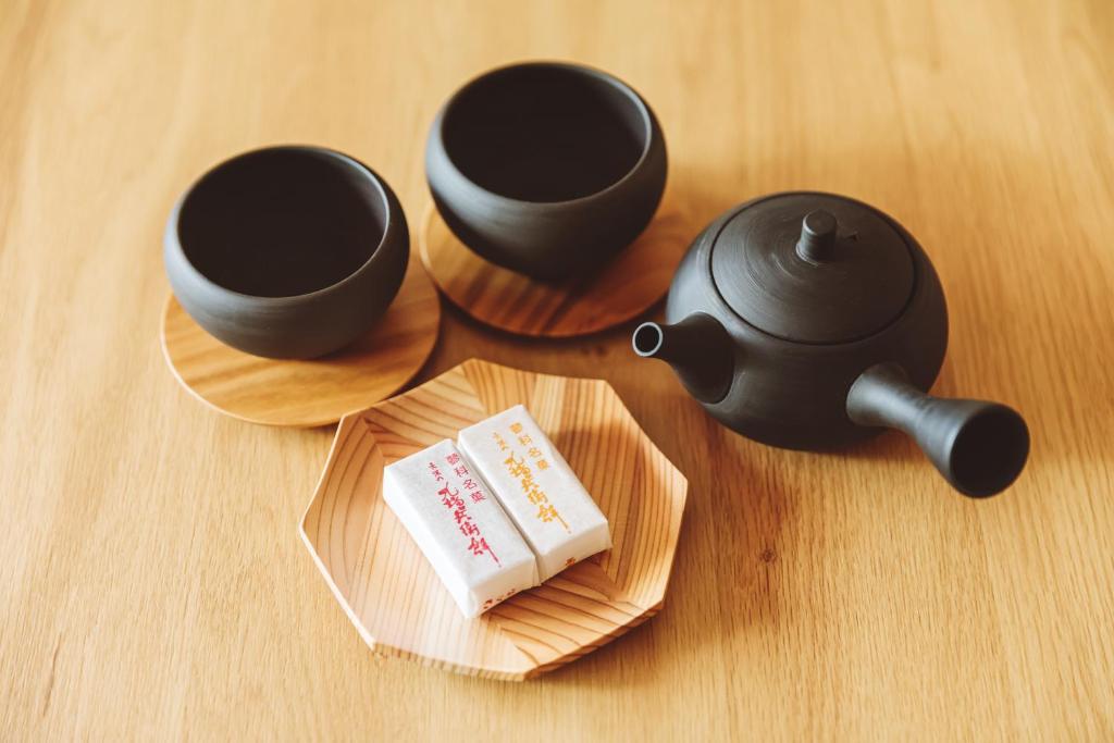 Příslušenství pro přípravu čaje a kávy v ubytování 蓼科BASE kitchen,spa&hotel