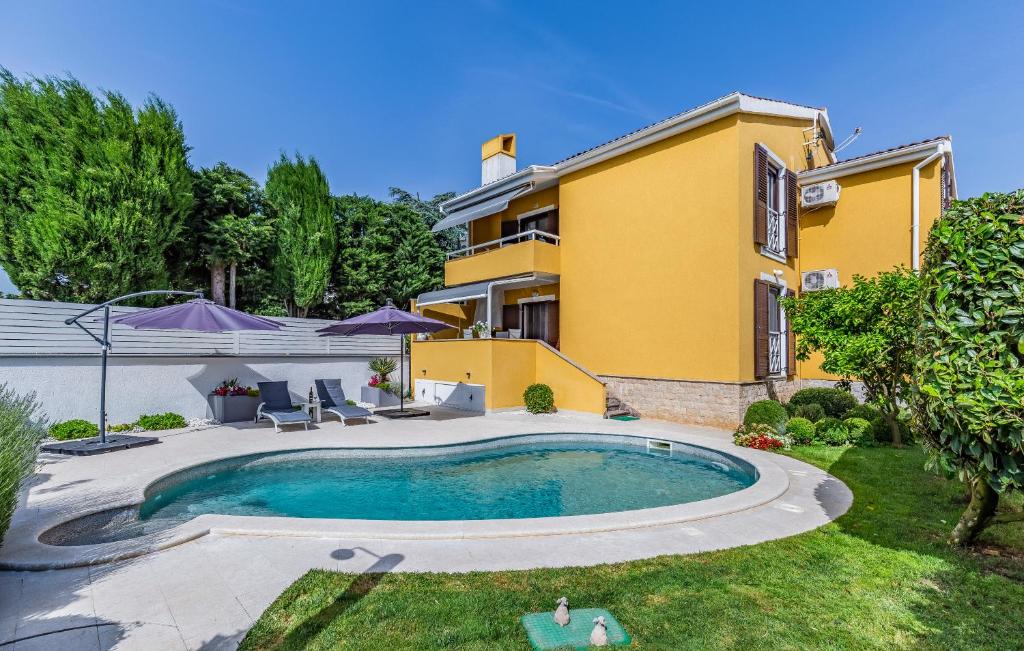 ein Haus mit Pool im Hof in der Unterkunft Villa Jasmine with swimming pool in Pula