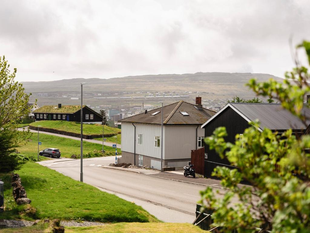 uma rua com casas ao lado de uma estrada em 2BR apartment / Tórshavn / 10min walk to city centre em Tórshavn