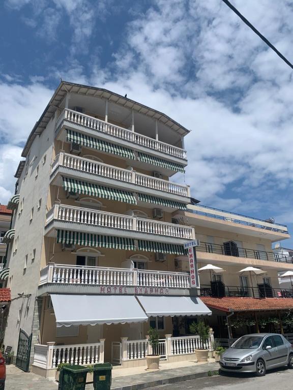 un edificio alto con balcones a un lado. en Hotel Exarhos en Paralia Katerinis