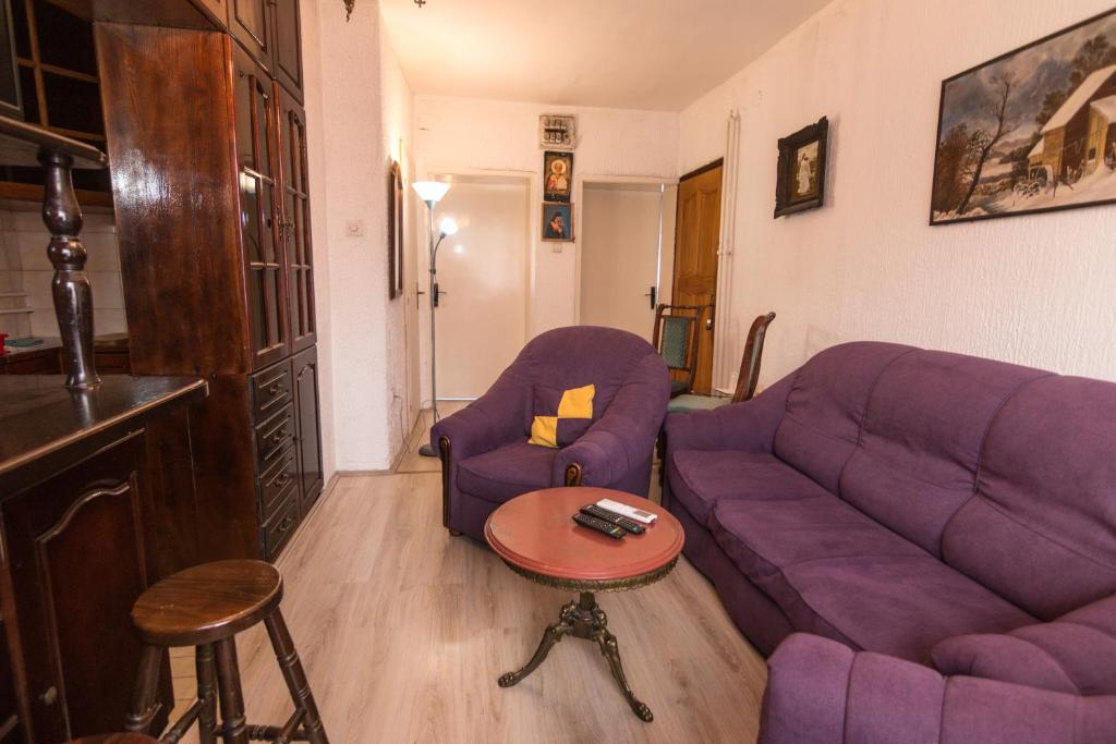 - un salon avec un canapé violet et une table dans l'établissement La casa de Bašta, à Bajina Bašta