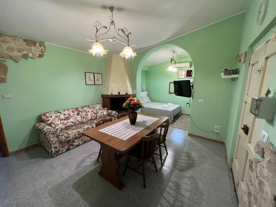 uma sala de estar com uma mesa e um sofá em Mini House da Maria em Ortona