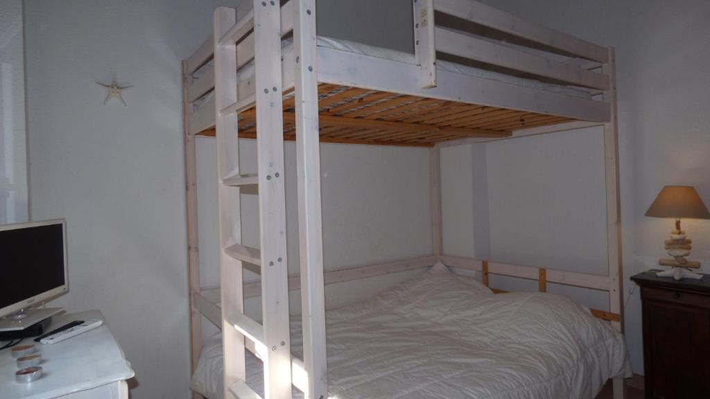 a white bunk bed in a room with a desk at Les Jardins d&#39;Ulysse, Pavillon T3, terrasse &amp; parking, Narbonne Plage in Narbonne-Plage