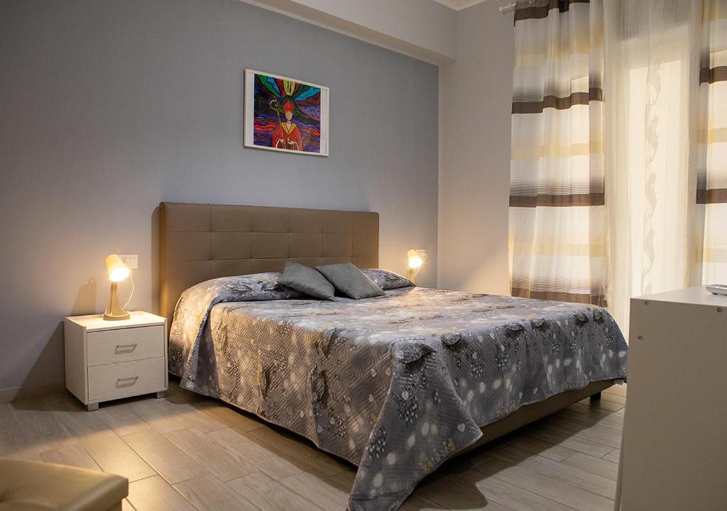 ナポリにあるzuroli suiteのベッドルーム1室(ベッド1台、ランプ2つ付)