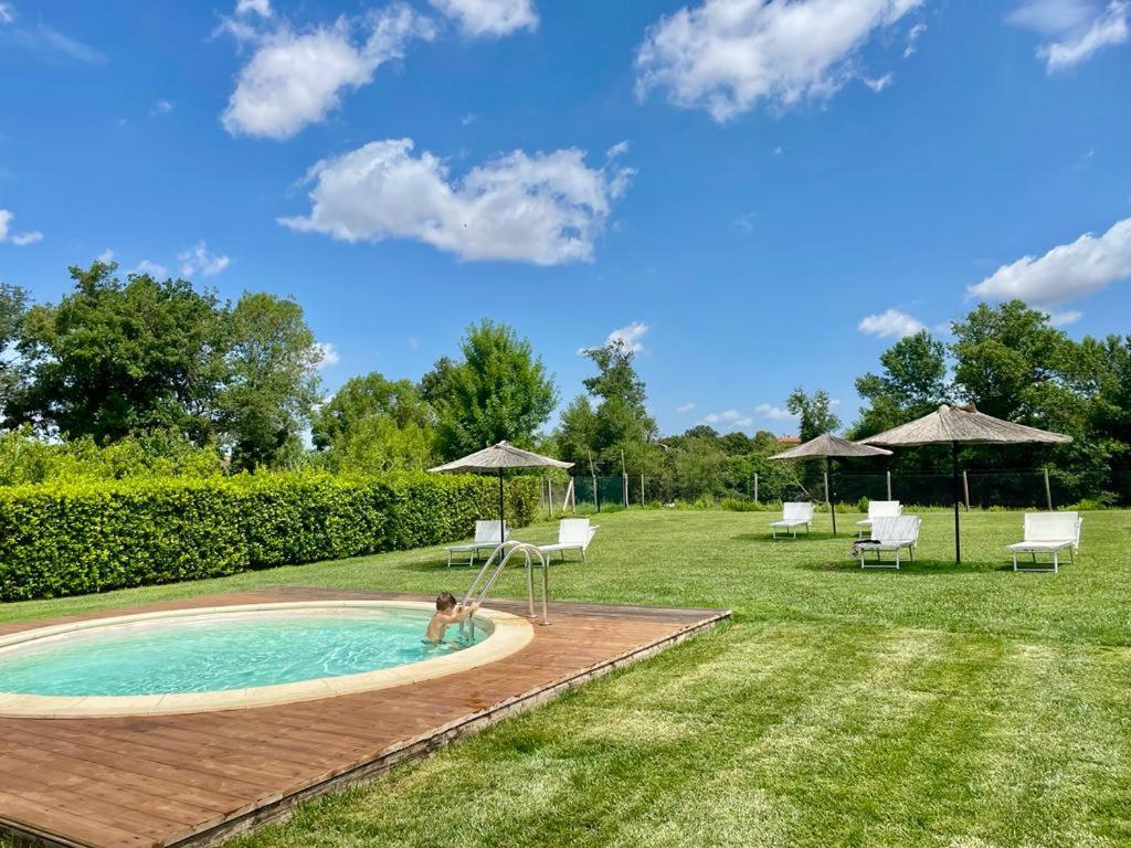 Bazén v ubytování Agriturismo I Tre Fossi nebo v jeho okolí