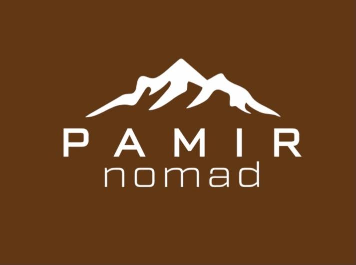 ein Logo für eine Bergkette auf braunem Hintergrund in der Unterkunft Guest House Pamir Nomad in Kara-Kavak