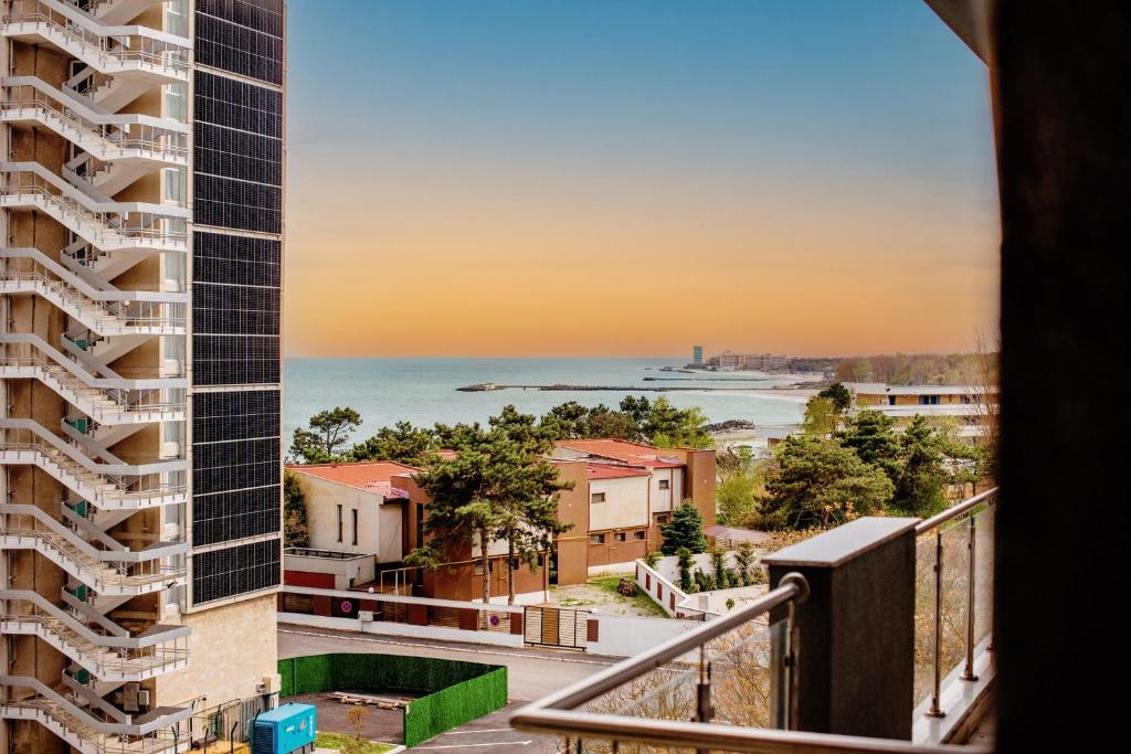 vistas al océano desde el balcón de un edificio en Sara Sea View Apartments - ByChoice, en Olimp