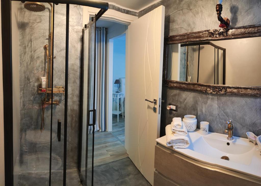 La salle de bains est pourvue d'un lavabo et d'une douche. dans l'établissement La Casa della Rosa Nana, à Trezzano sul Naviglio