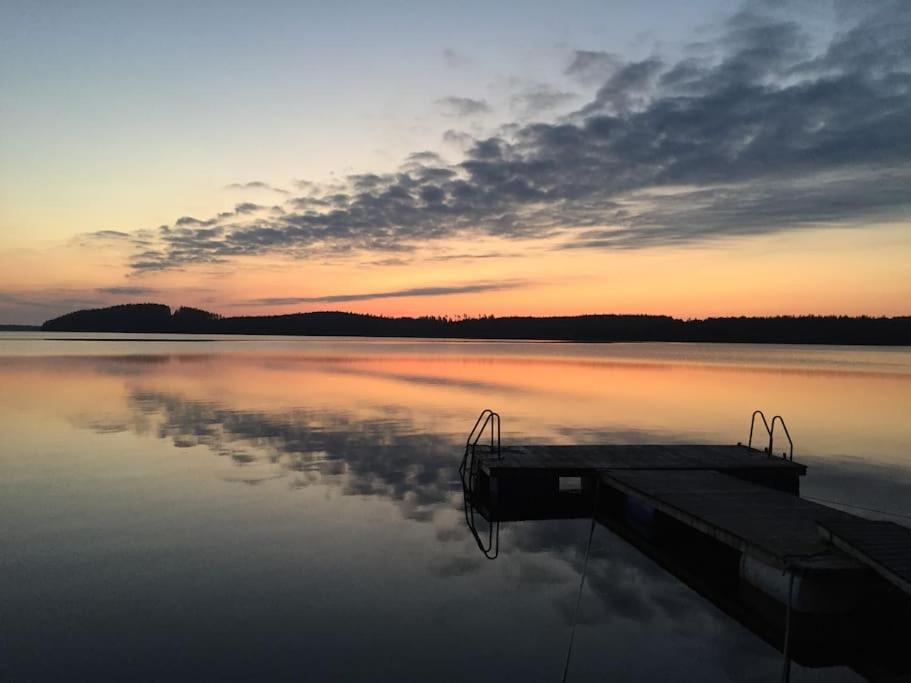 - un quai sur une étendue d'eau avec un coucher de soleil dans l'établissement Egen Ö med unik upplevelse, 